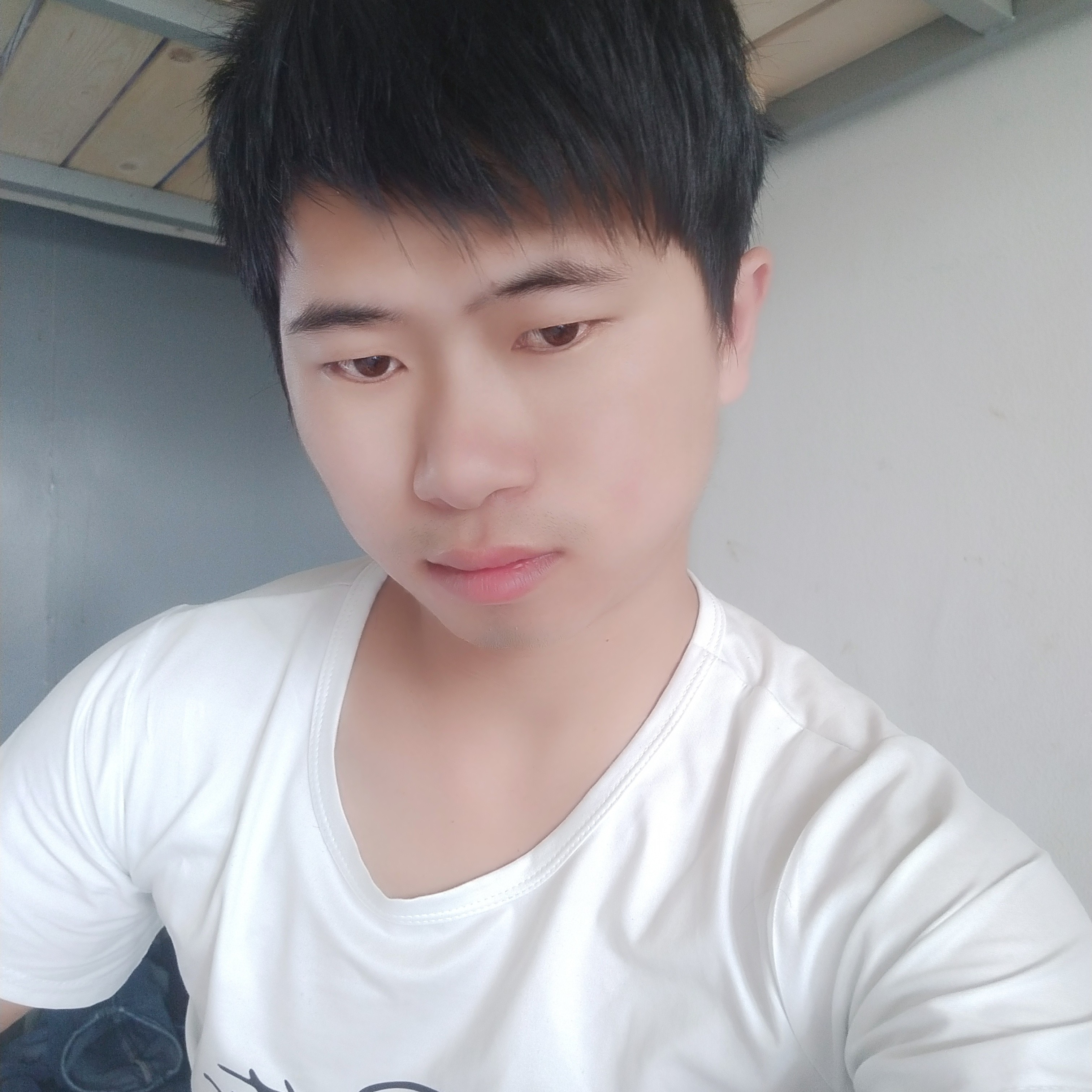 白云浅吻苗条的照片