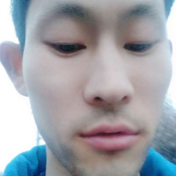 超短裙腼腆的照片