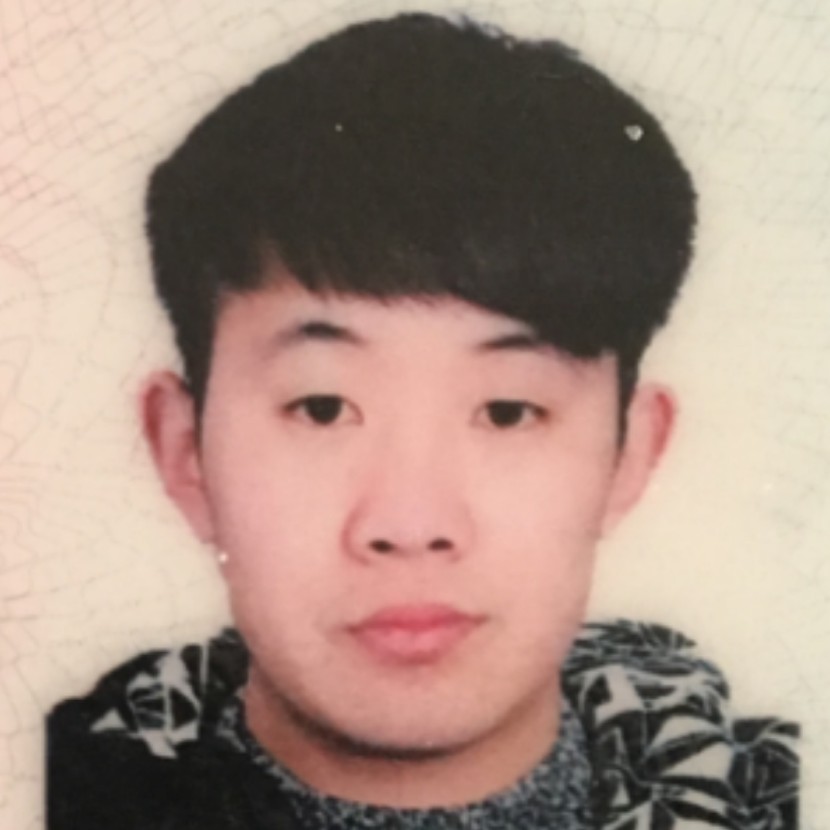 蓝天笑背后的照片