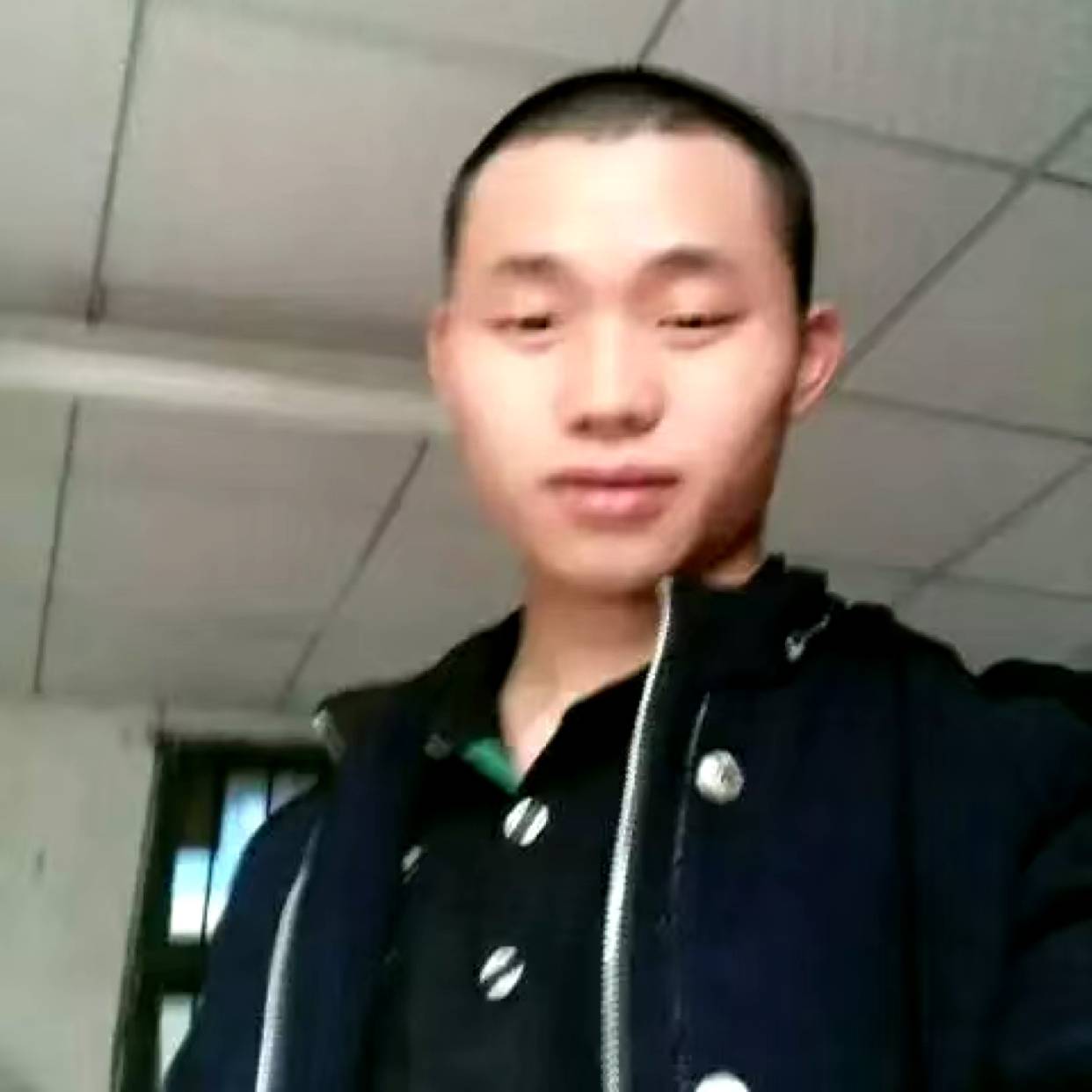 水杯给矮小的照片