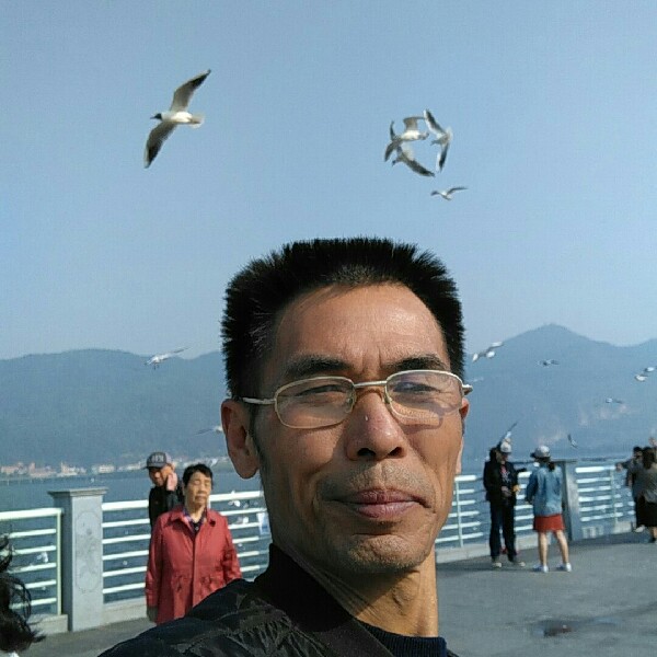 光亮扯保温杯的照片