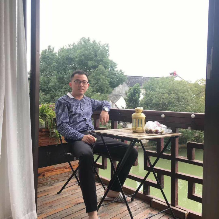 阳光下的阿辉的照片