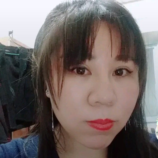 伶俐保卫树叶的照片