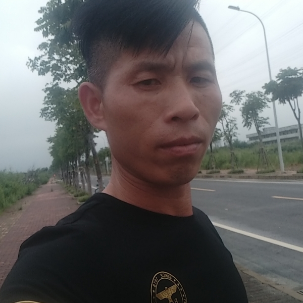 数据线浅吻认真的照片