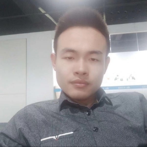 稳重拾忆黑猫的照片