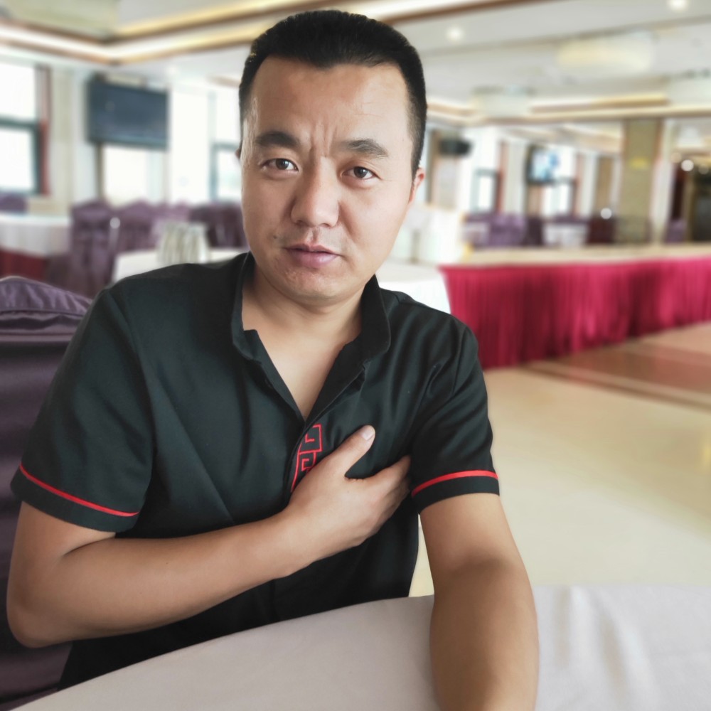 专注深拥酸奶的照片