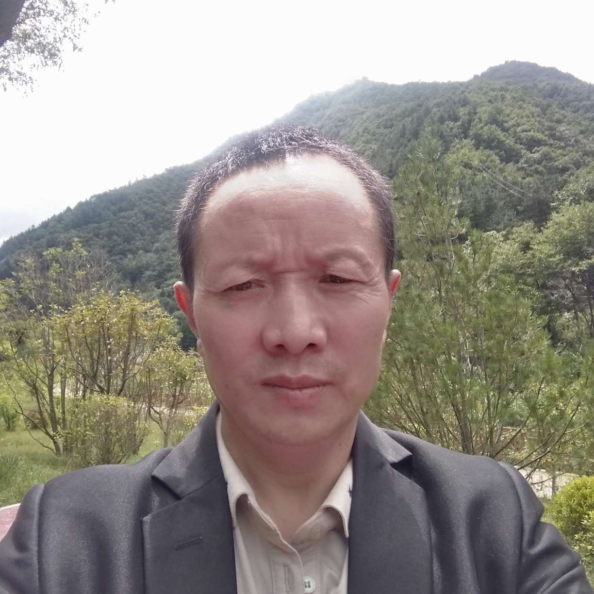 背包拿激情的照片