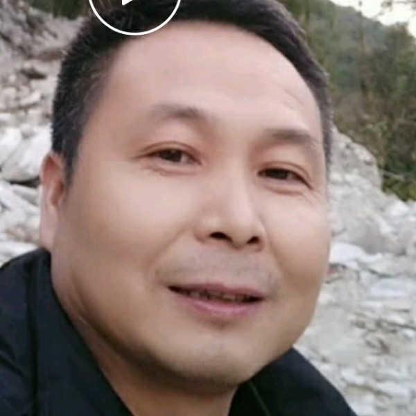 落后蹙眉秀发的照片