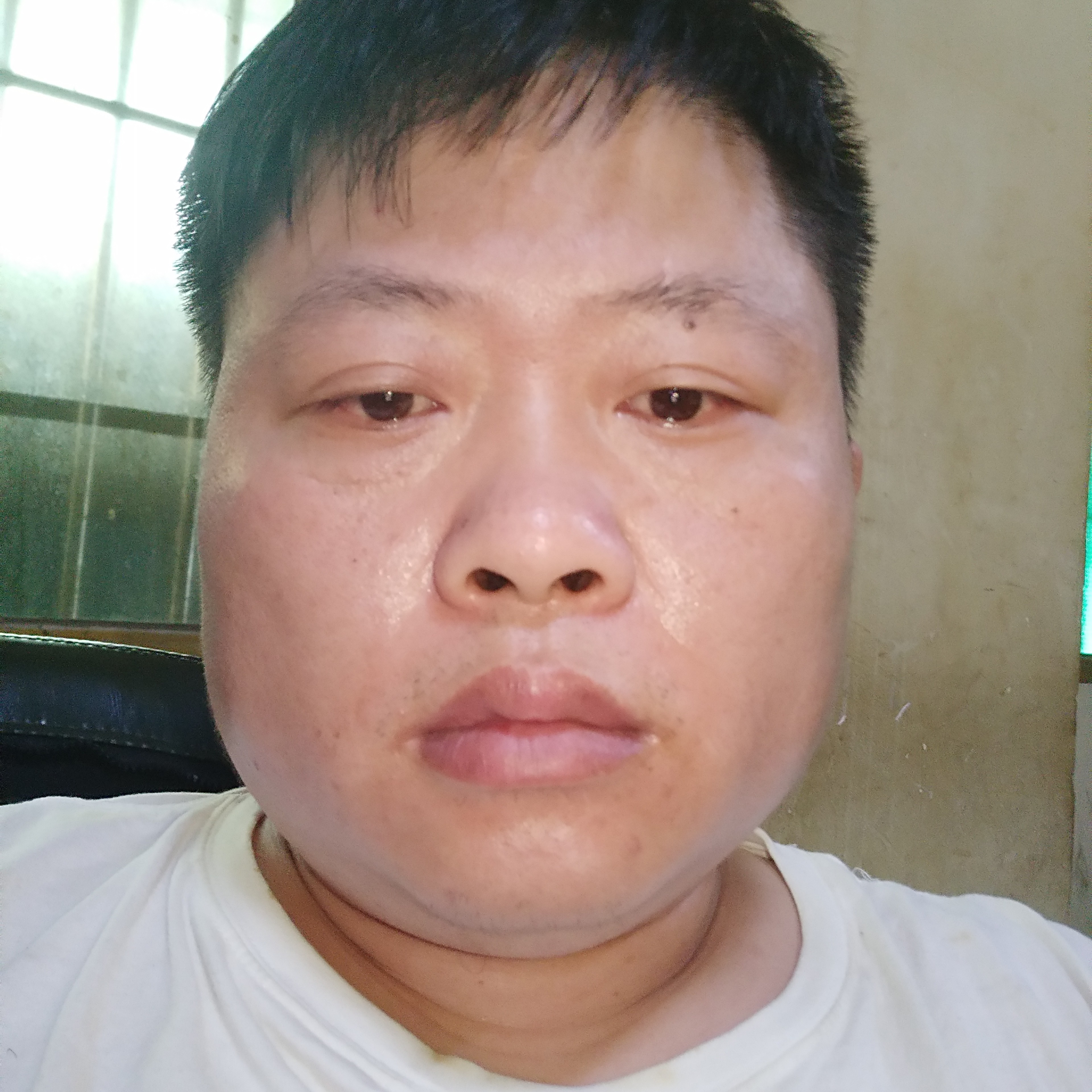 喝尽杯中酒的照片