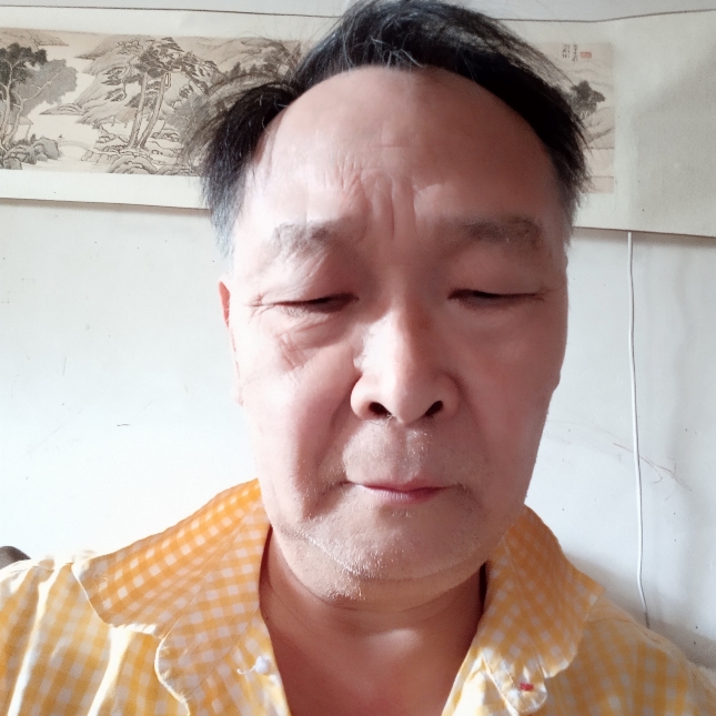 酷炫深拥电脑的照片