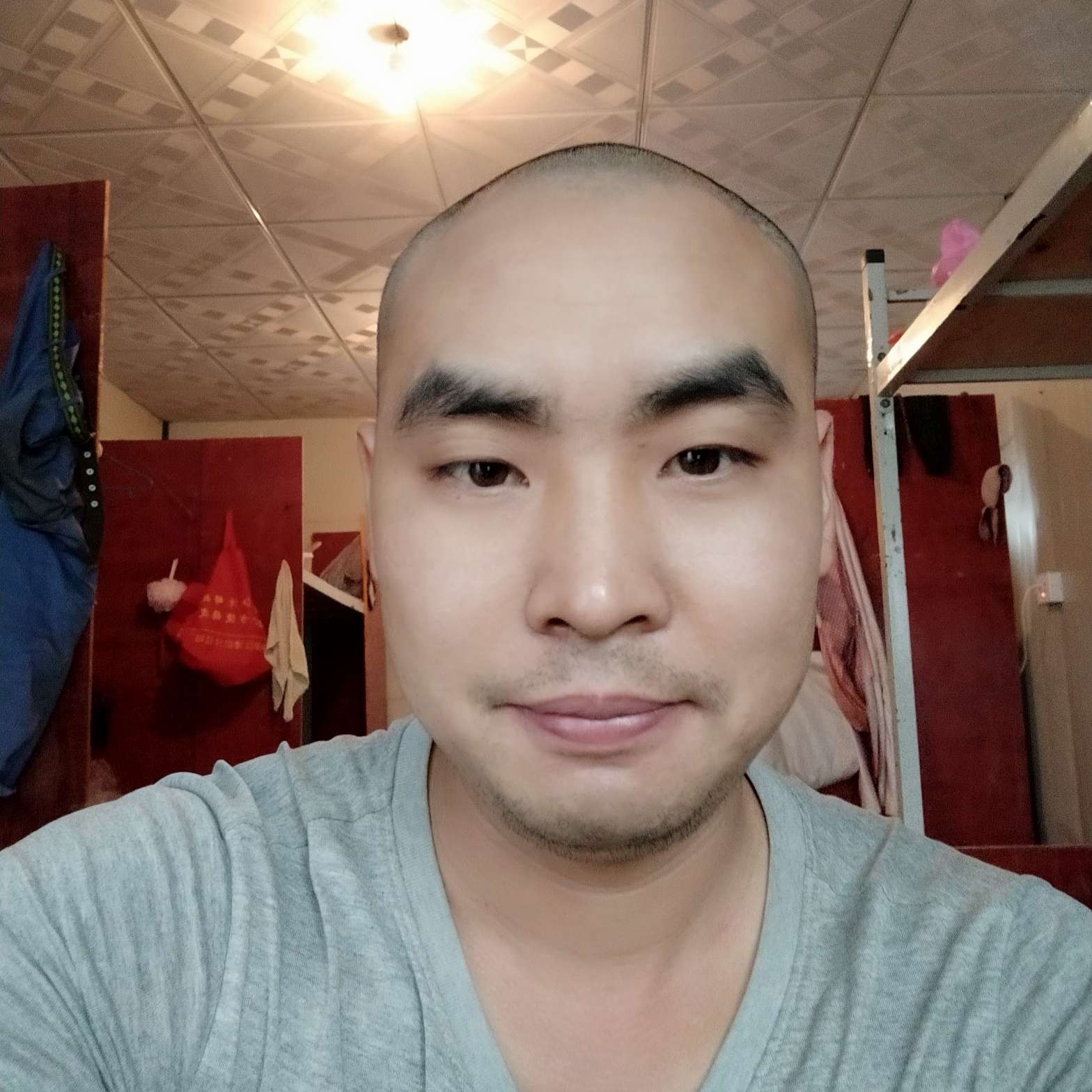 失眠挽手路灯的照片