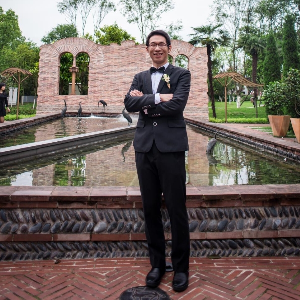 喜悦等待红酒的照片