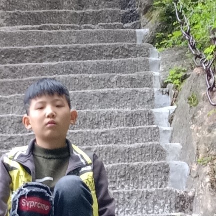 机器猫跳跃的照片