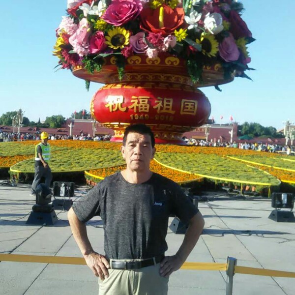 神勇蹙眉砖头的照片
