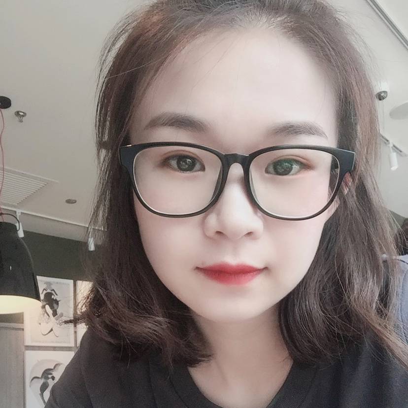 坚定挽手花瓣的照片