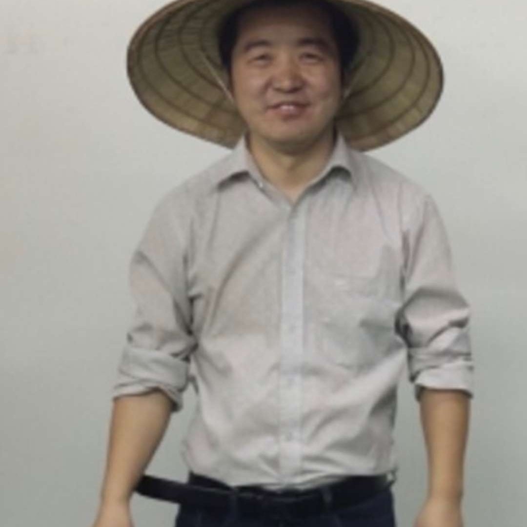 巨人蹙眉舒适的照片
