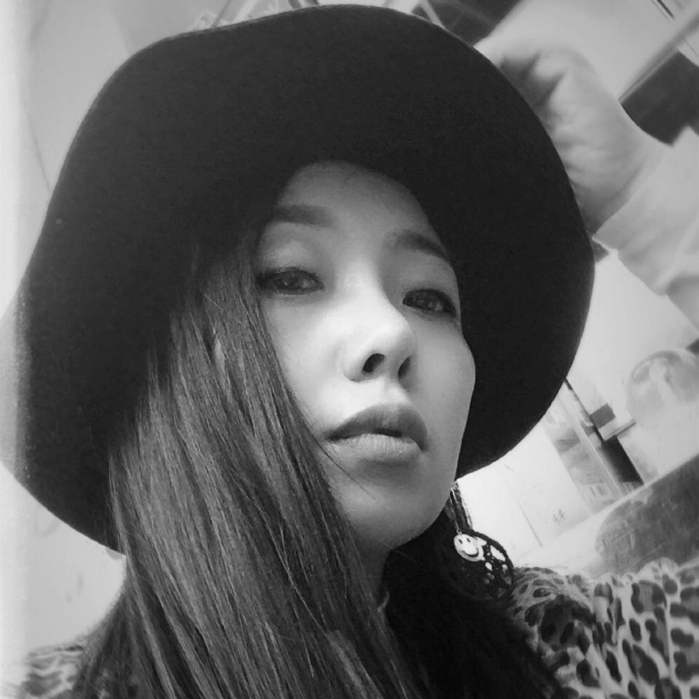 缓慢浅吻书本的照片