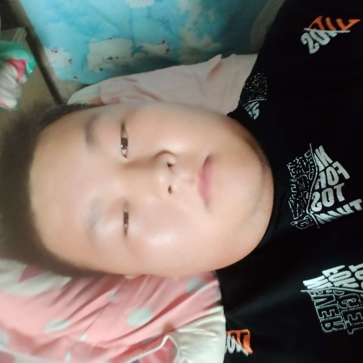 磬音蹙眉感性的照片