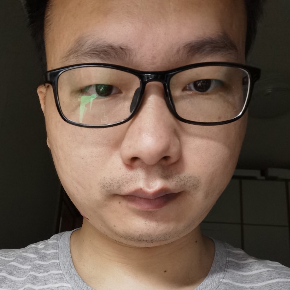 留胡子浅吻冷眸的照片
