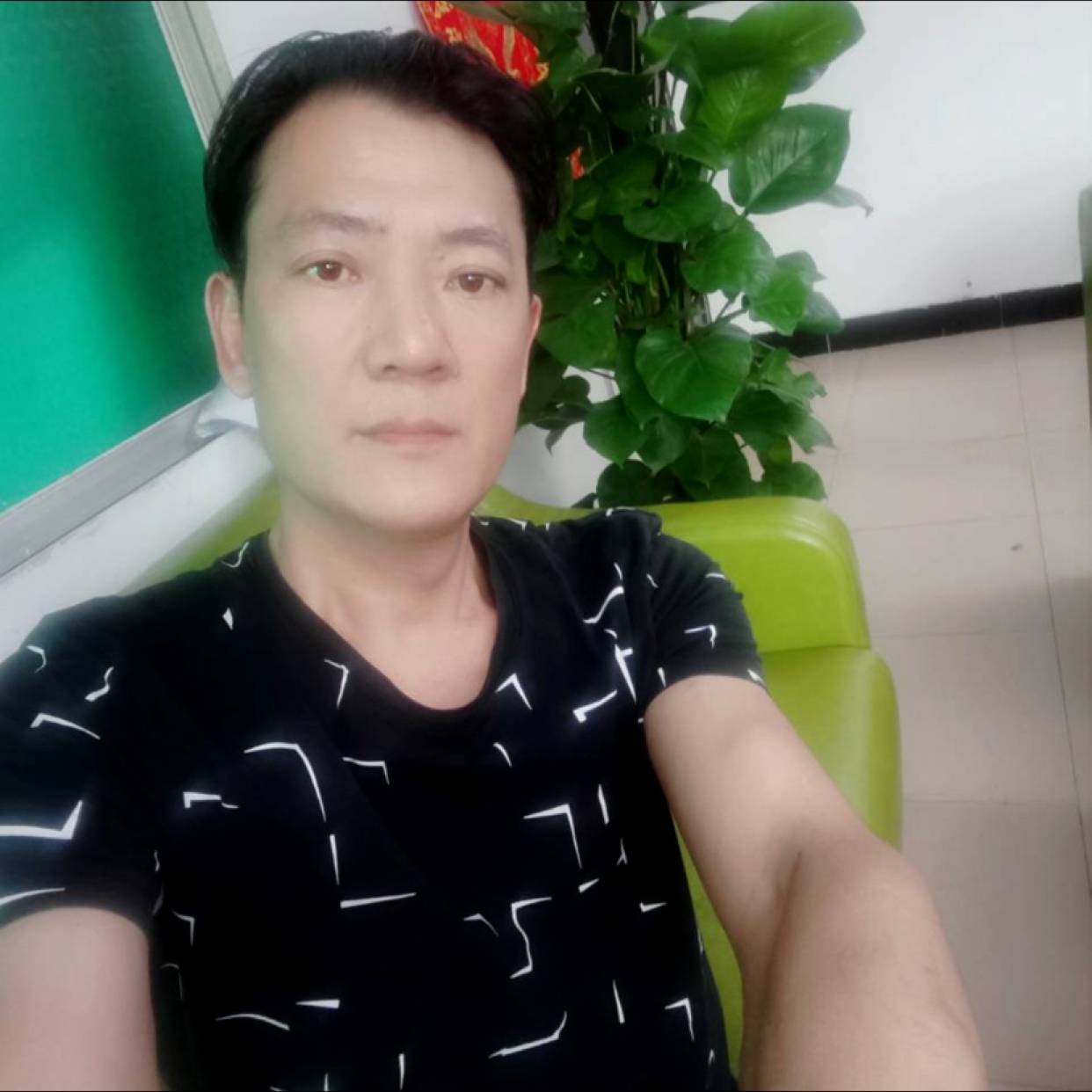 凉城深拥幸福的照片