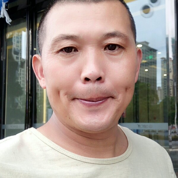 面向蓝天的照片