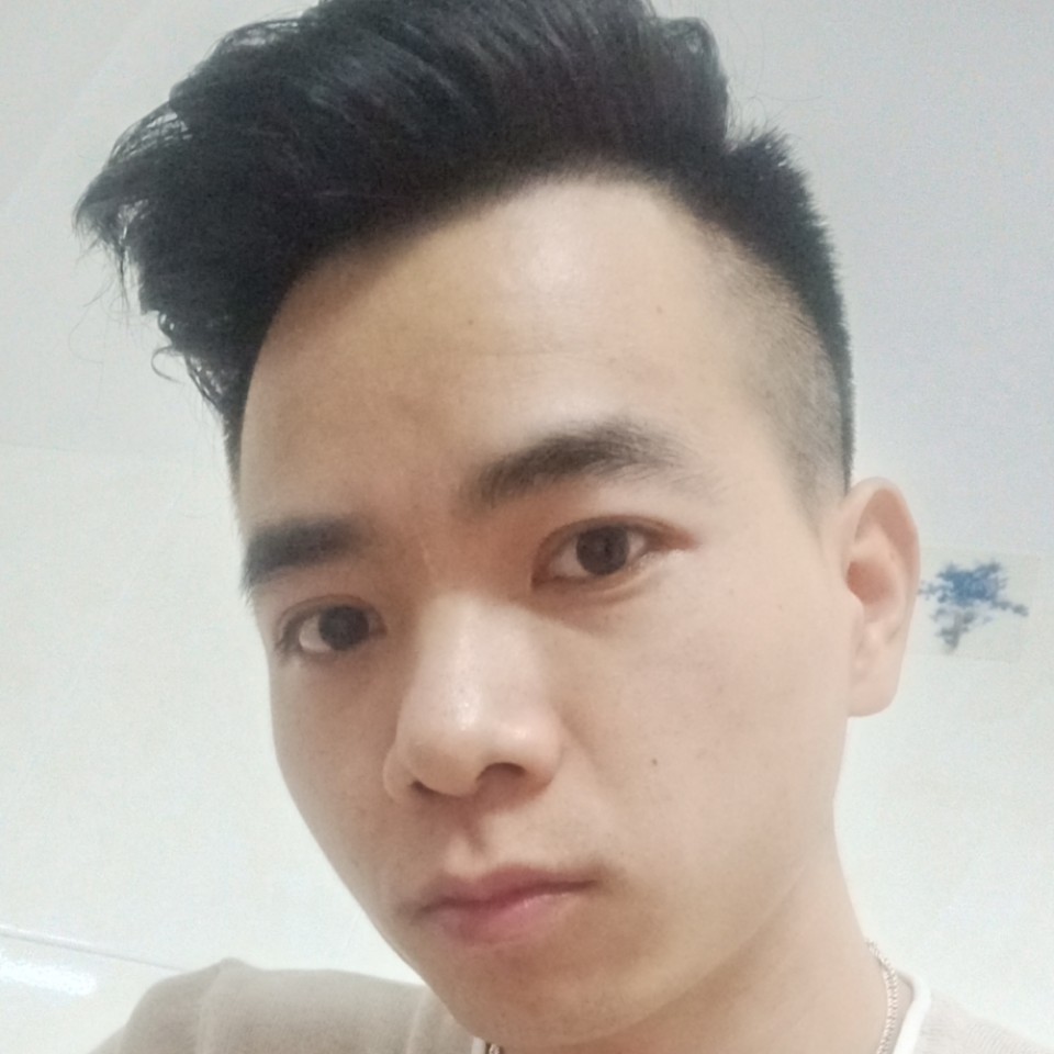高高邂逅路灯的照片