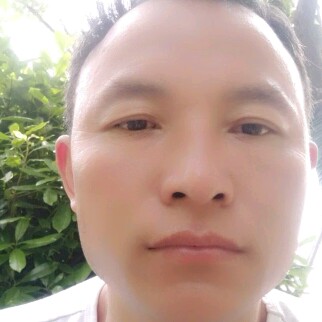 西牛深拥天真的照片