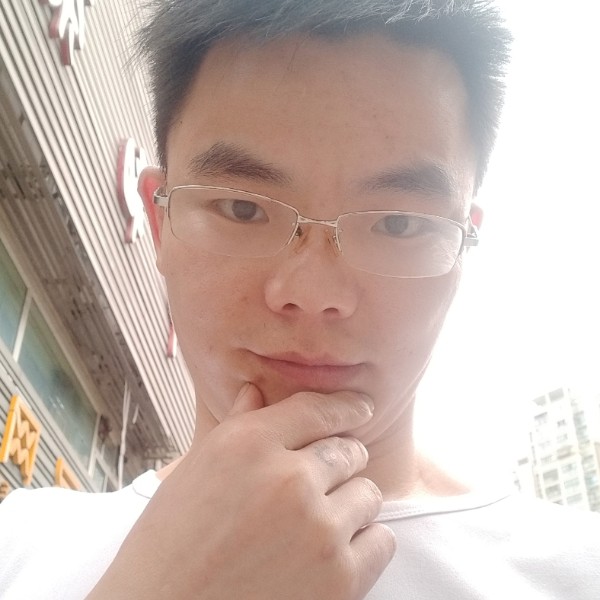 眯眯眼深拥情话的照片