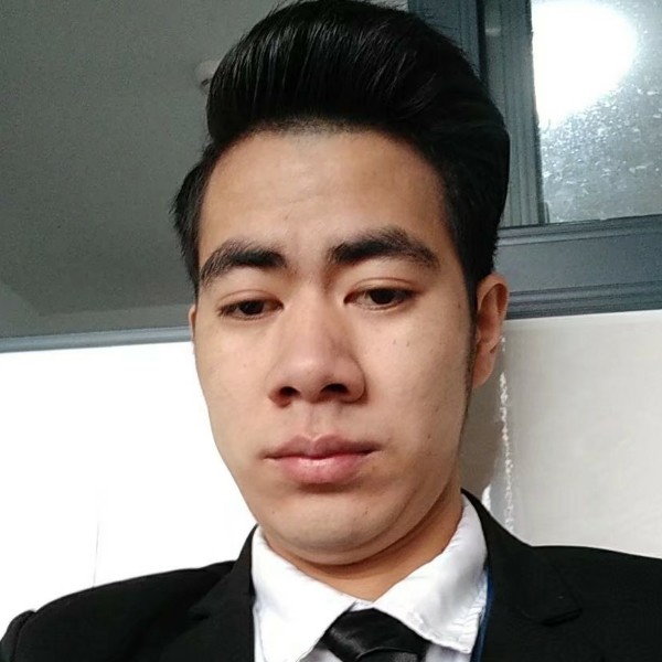 高大初雨的照片