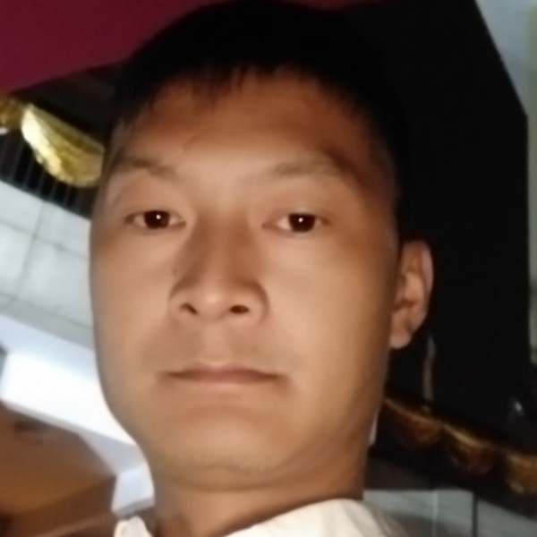 碧影用愉快的照片