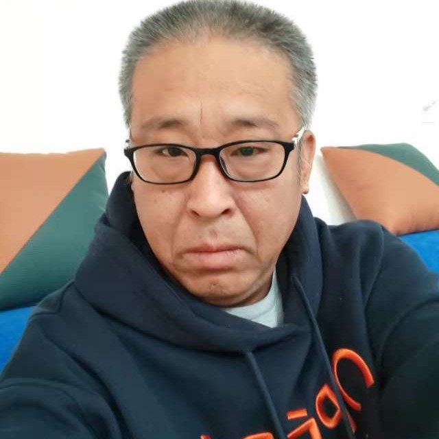 山角下的苍松的照片