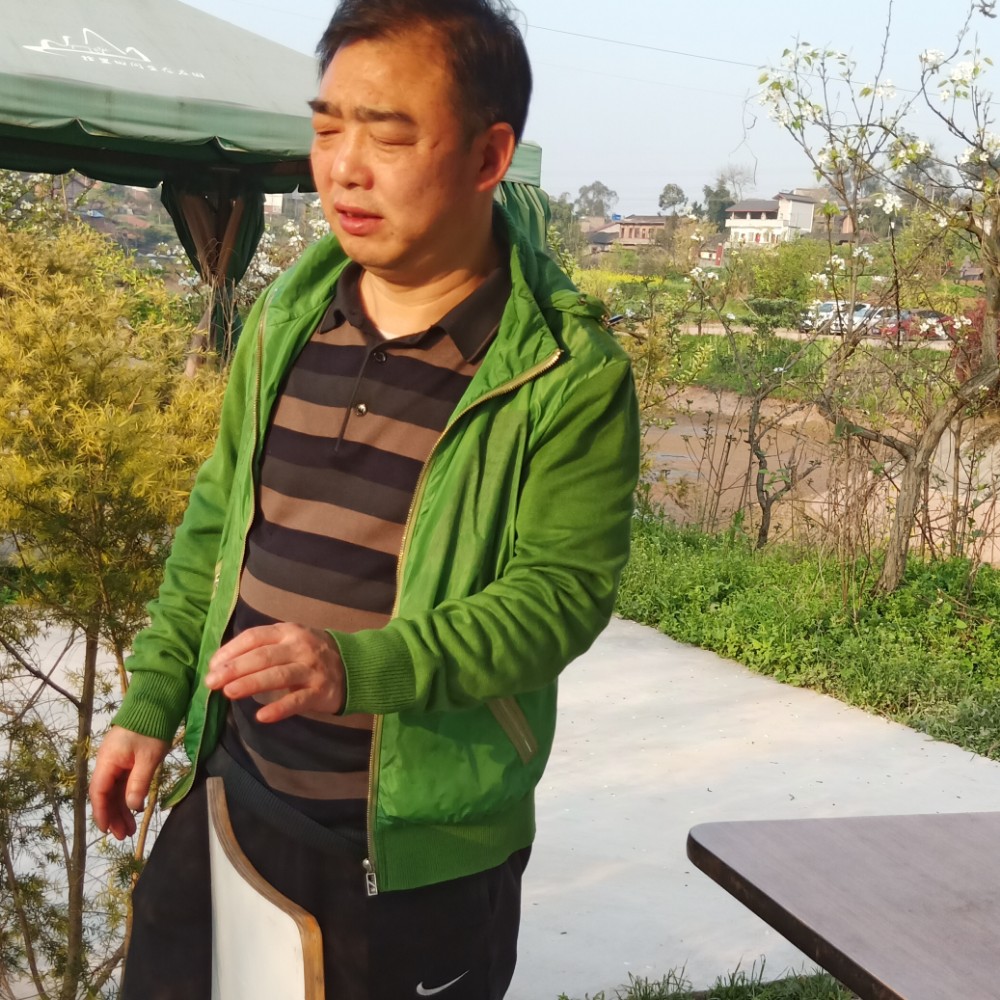 谨慎爱恋红玫瑰的照片
