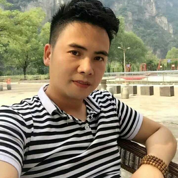 情亦属的照片