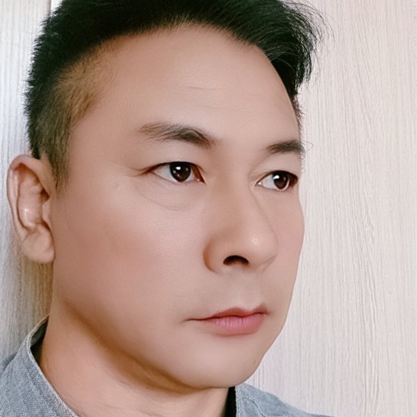 阔达大树的照片