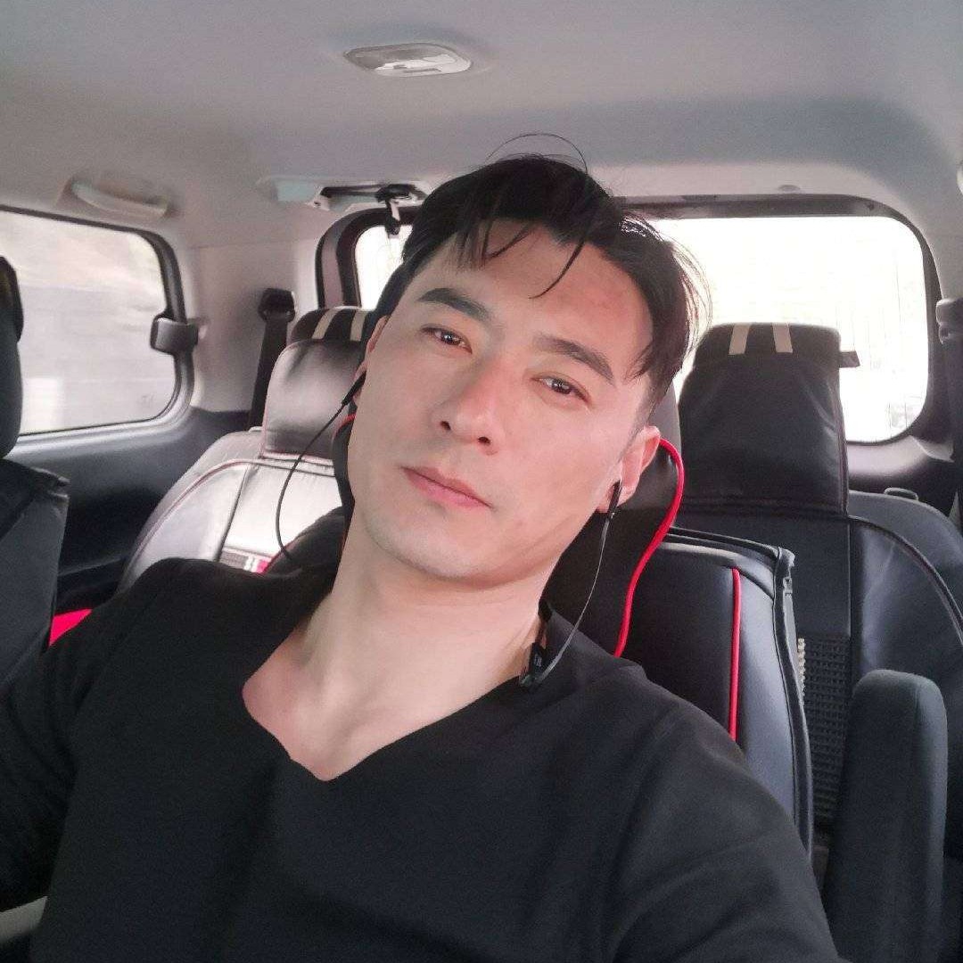贪玩挽手大碗的照片