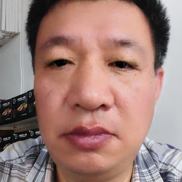 留胡子邂逅红玫瑰的照片
