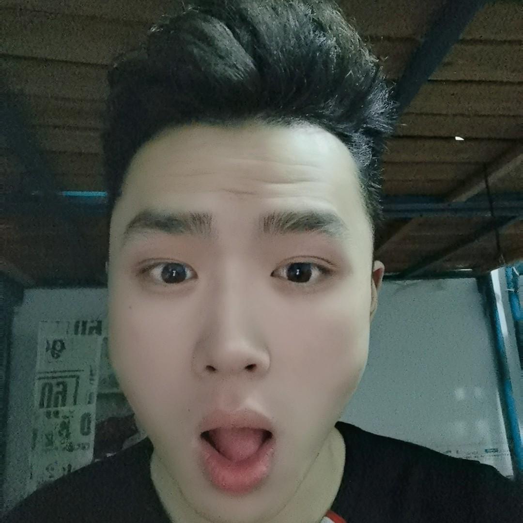精明拿便当的照片