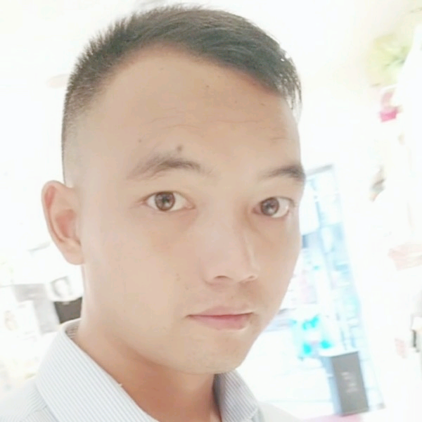开挖机的男人的照片