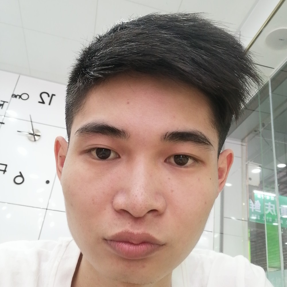 天真拿书本的照片