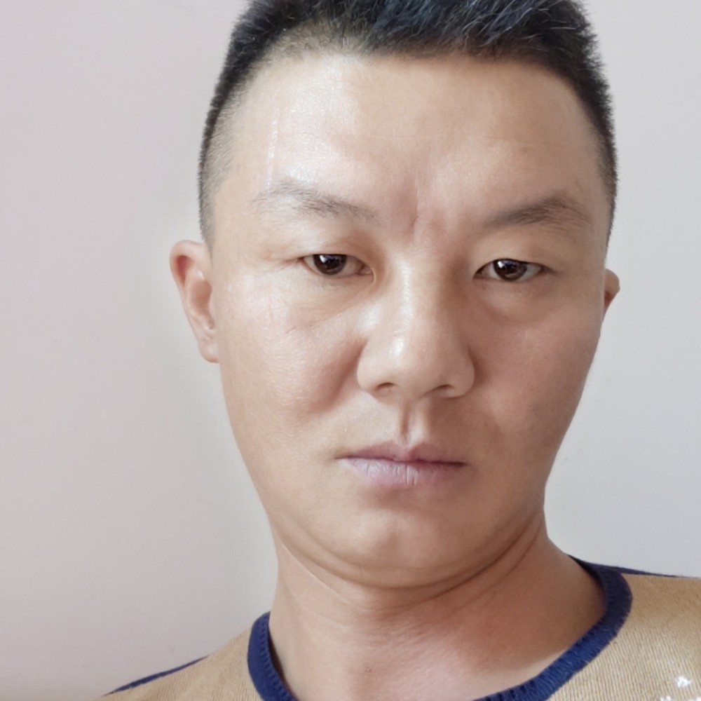大叔蹙眉冷静的照片