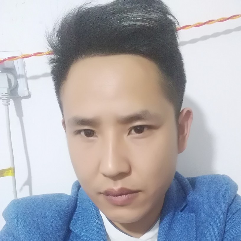 孤独红牛的照片