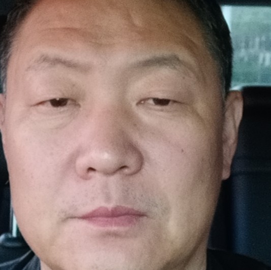 羞涩凝眸手机的照片