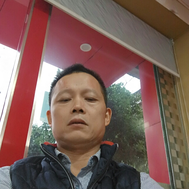 眼睛大帅哥的照片