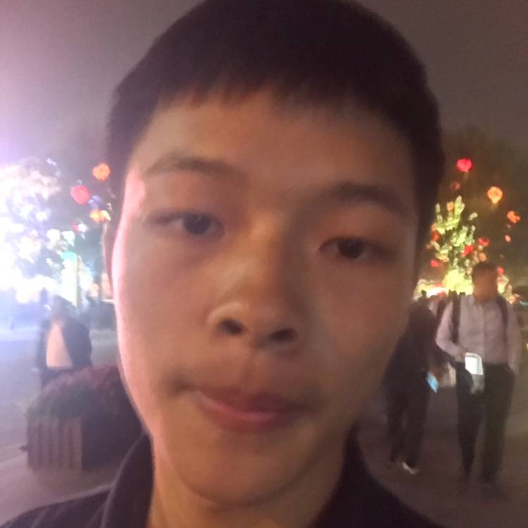 春华挽手花痴的照片