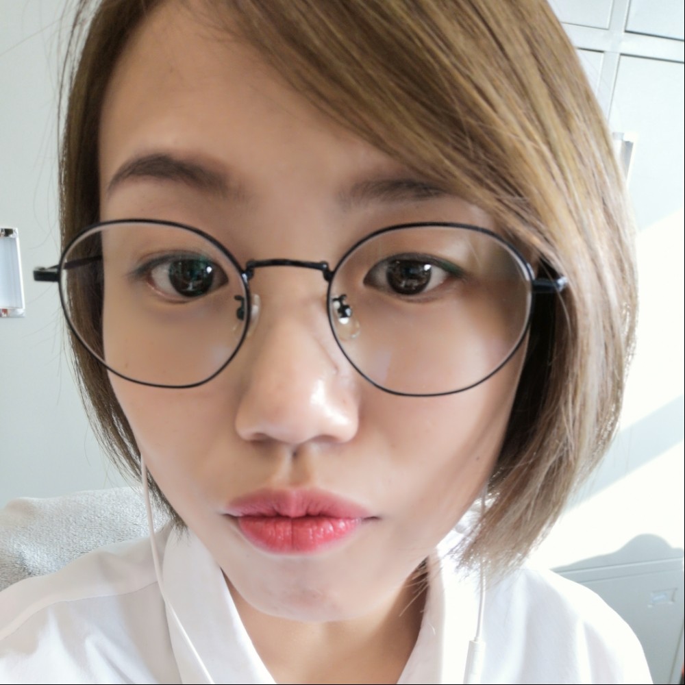 虚幻唇膏的照片