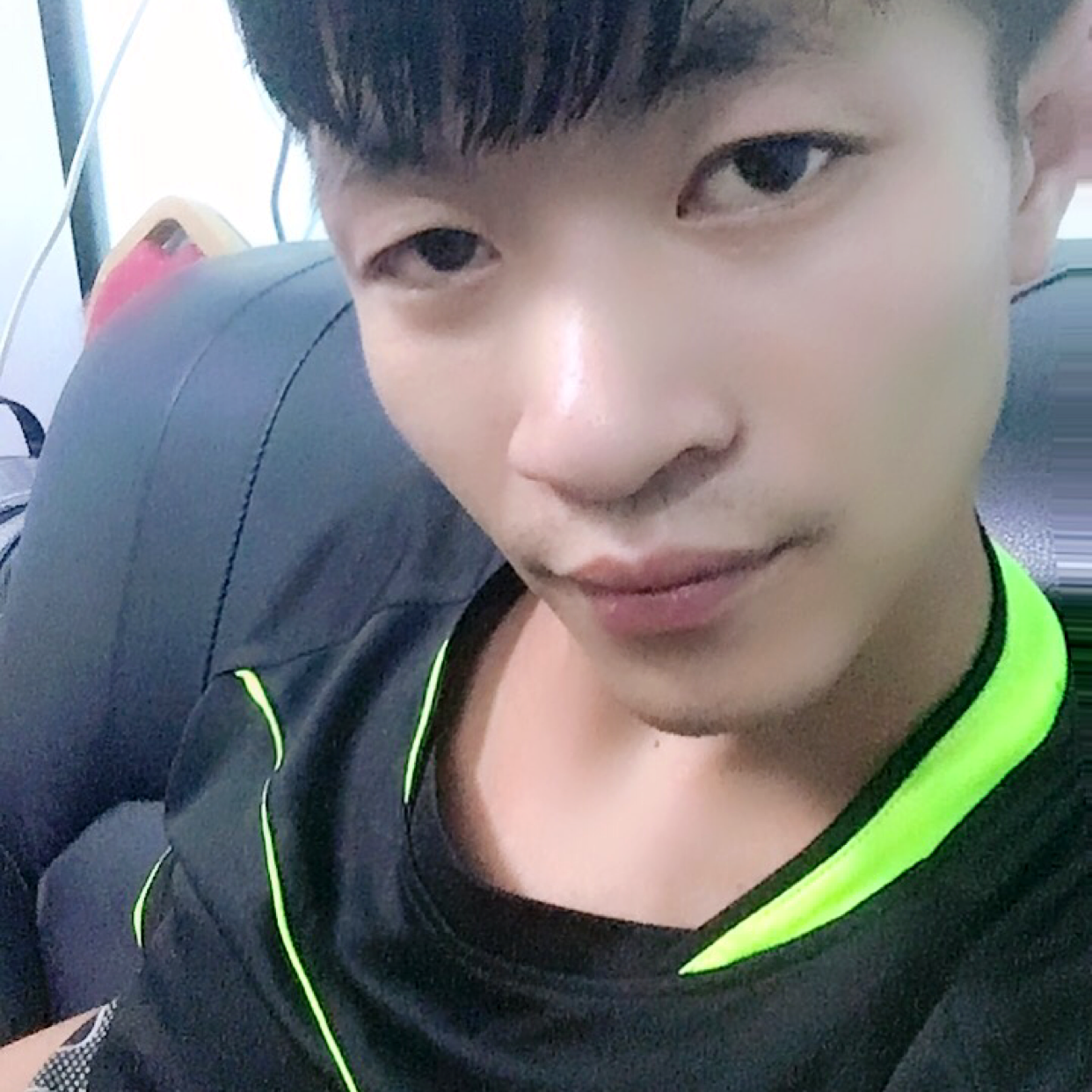 站在孤单路上龙少的照片