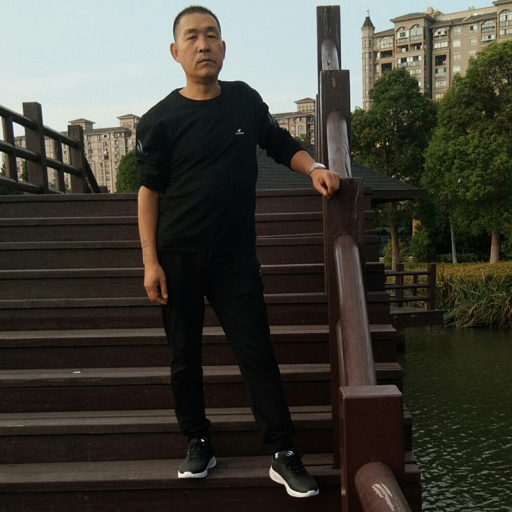 孤独的夜冰冷的床的照片