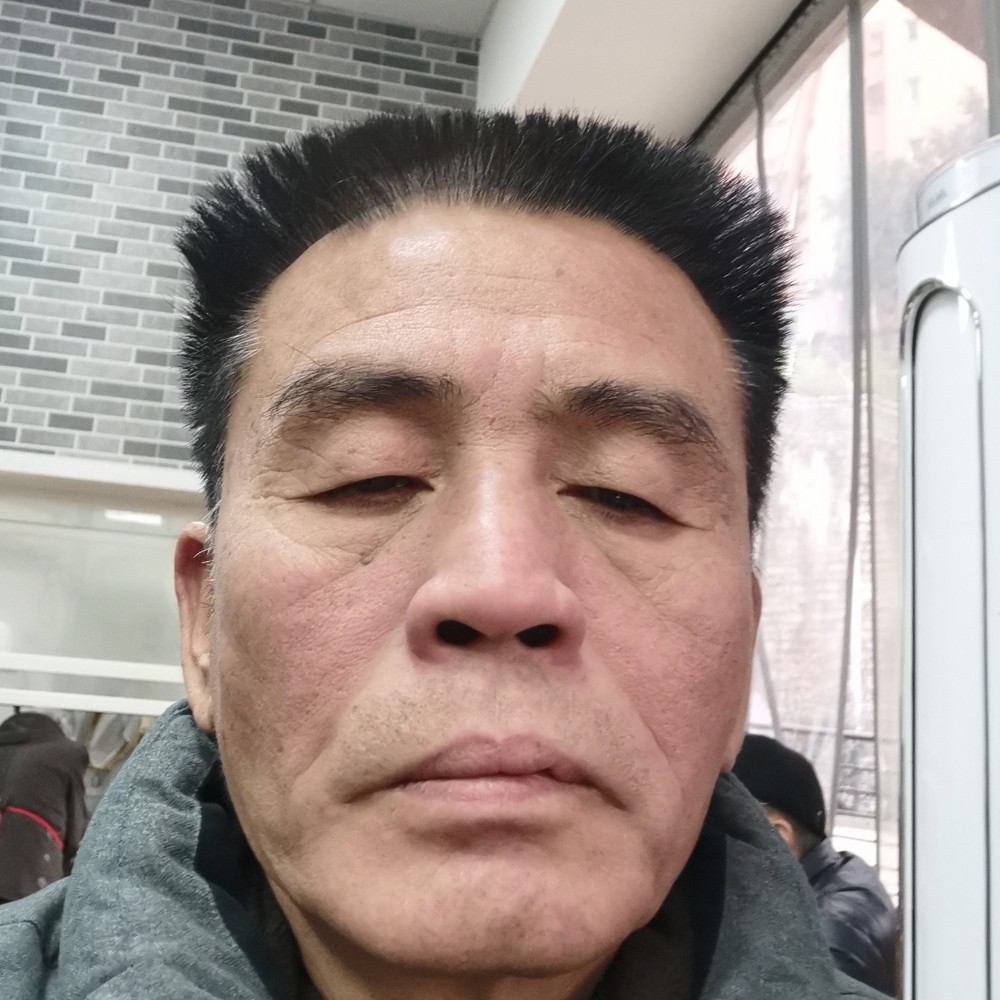 铃铛挽手安详的照片