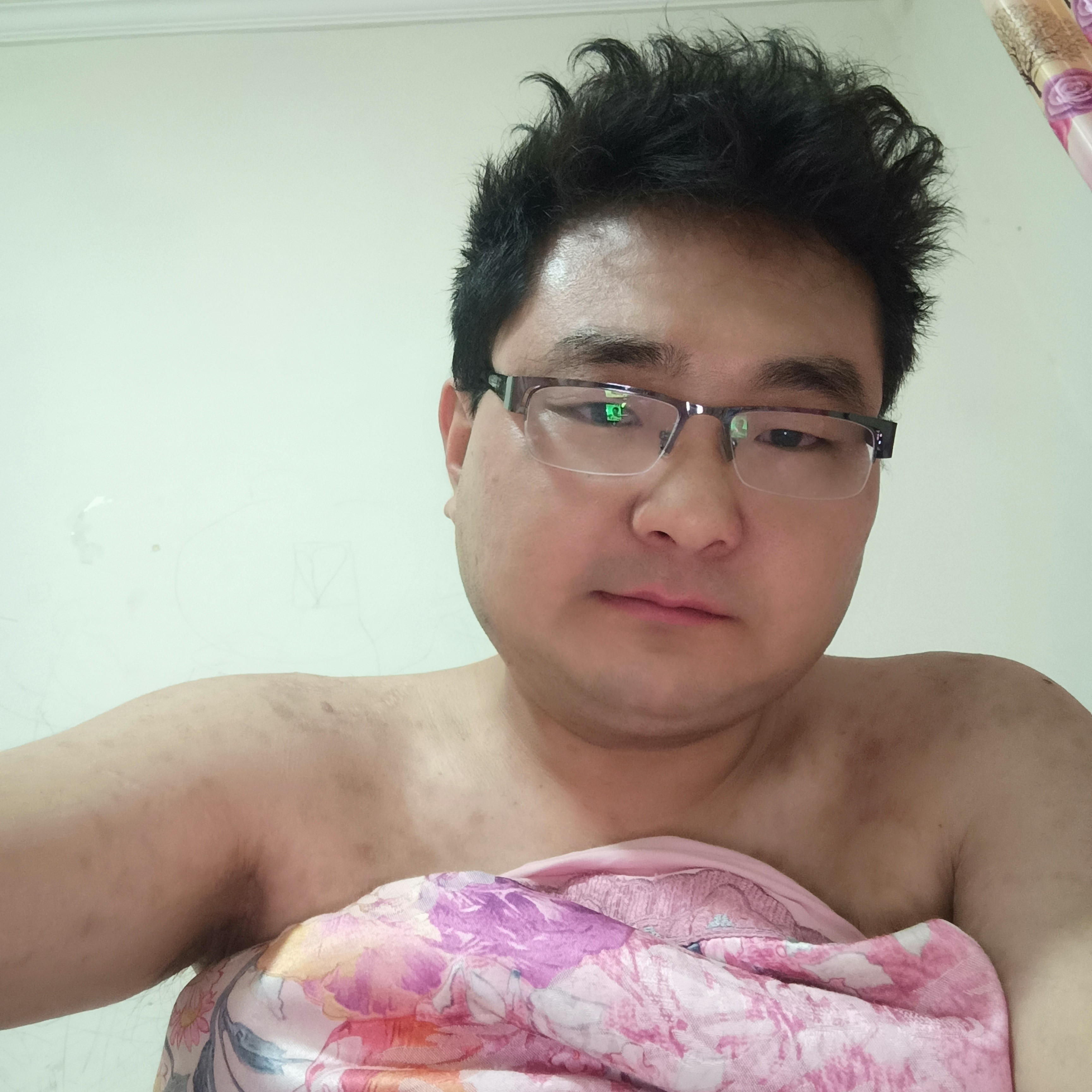 贪玩打枕头的照片