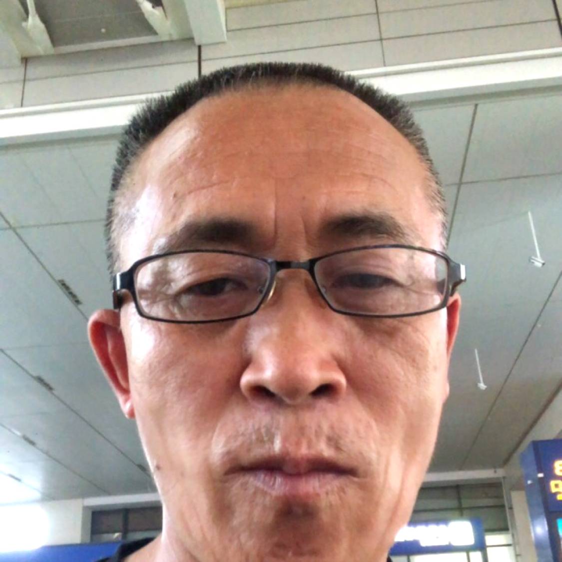 一个人有泥猴桃的照片